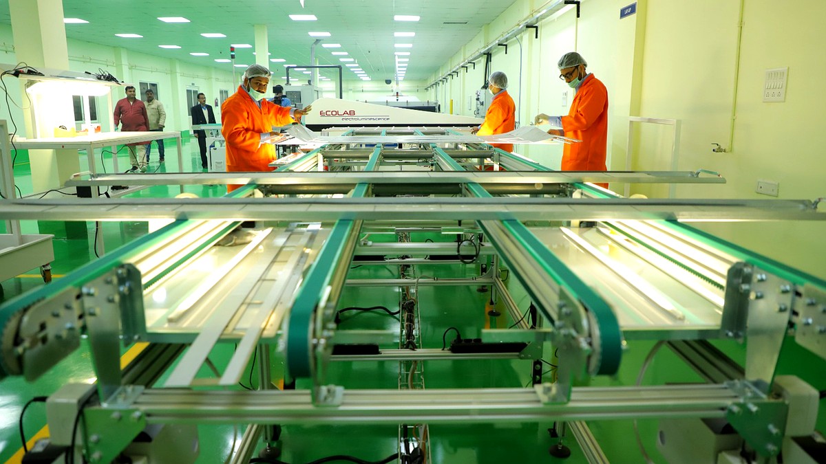 Solar module assembly